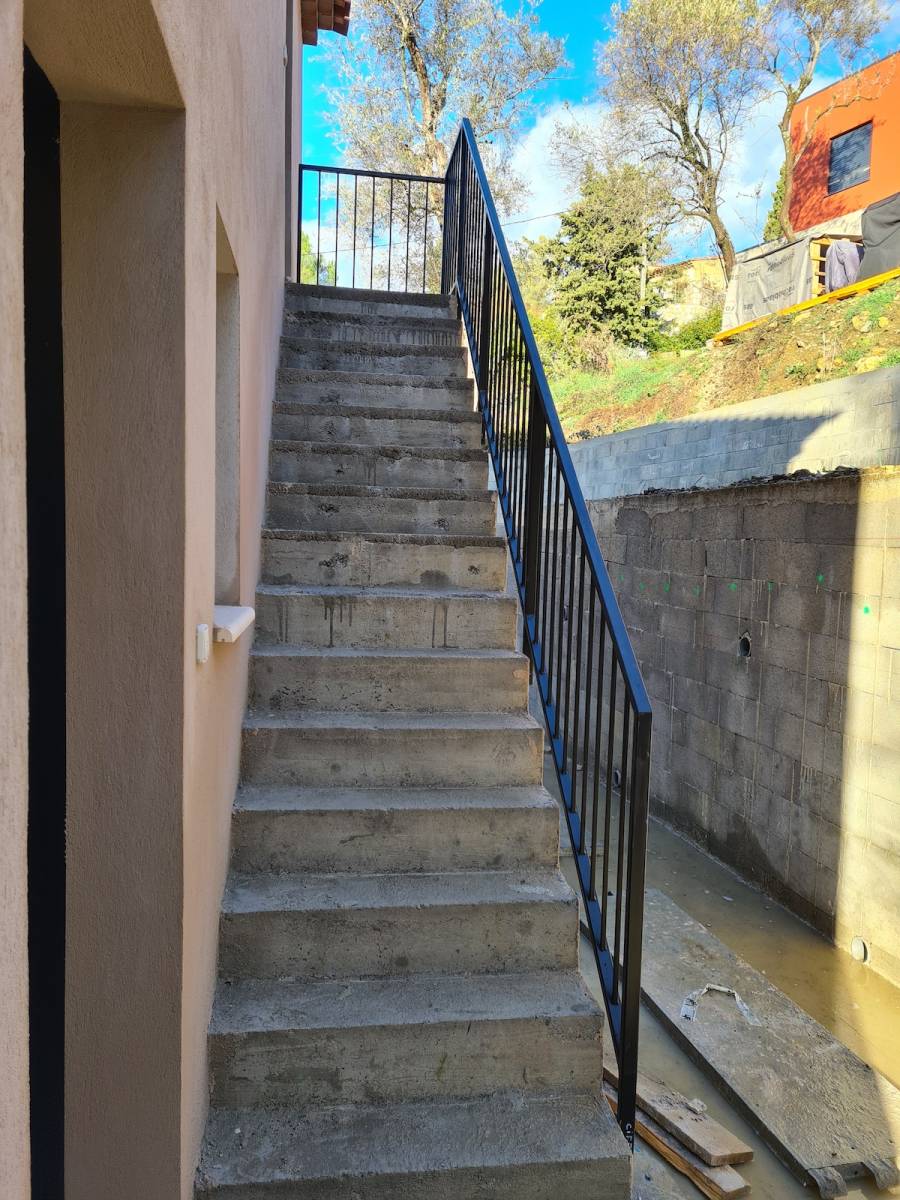 Installation d’un garde-corps d’escalier pour une maison neuve à Nice dans les Alpes-Maritimes