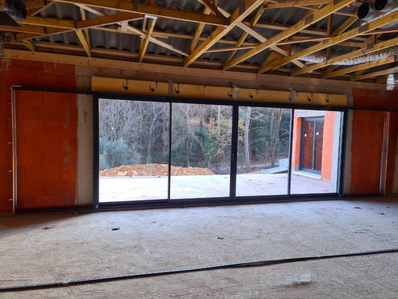 Installation d’une baie vitrée galandage 4 vantaux à Roquefort les Pins dans les Alpes-Maritimes