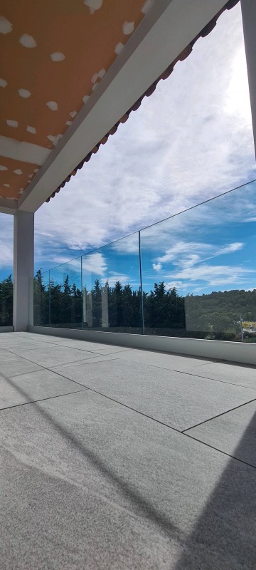 Installation et pose d'un garde-corps en verre sur mesure à Valbonne dans les Alpes-Maritimes