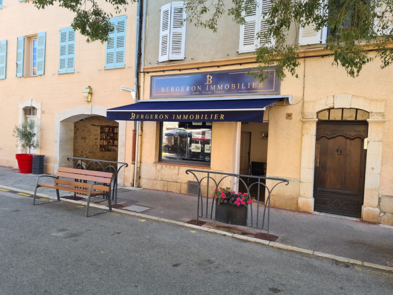 Remplacement de store couleur bleu nuit pour une agence immobilière à Saint Cézaire Sur Siagne