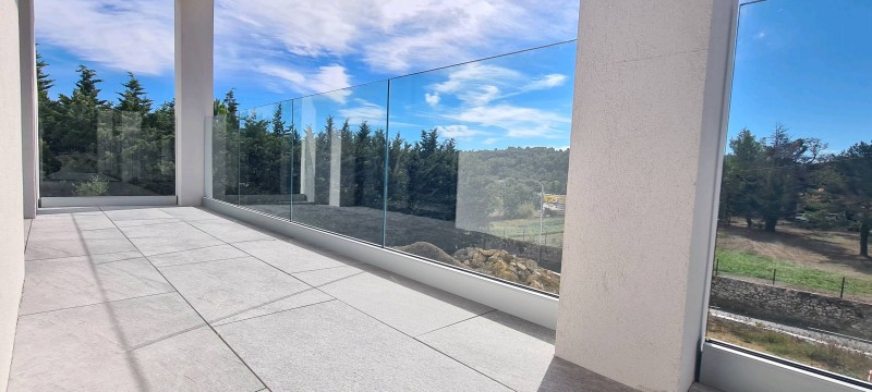 Installation et pose d'un garde-corps en verre sur mesure à Valbonne dans les Alpes-Maritimes