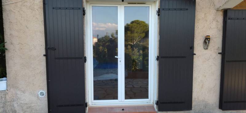 Remplacement de volets bois par des volets aluminiums d'une villa à étage à Saint Aygulf dans le Var