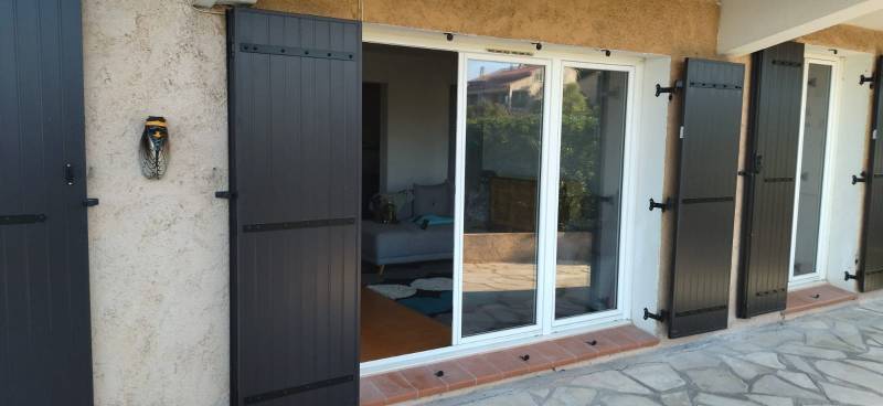 Remplacement de volets bois par des volets aluminiums d'une villa à étage à Saint Aygulf dans le Var