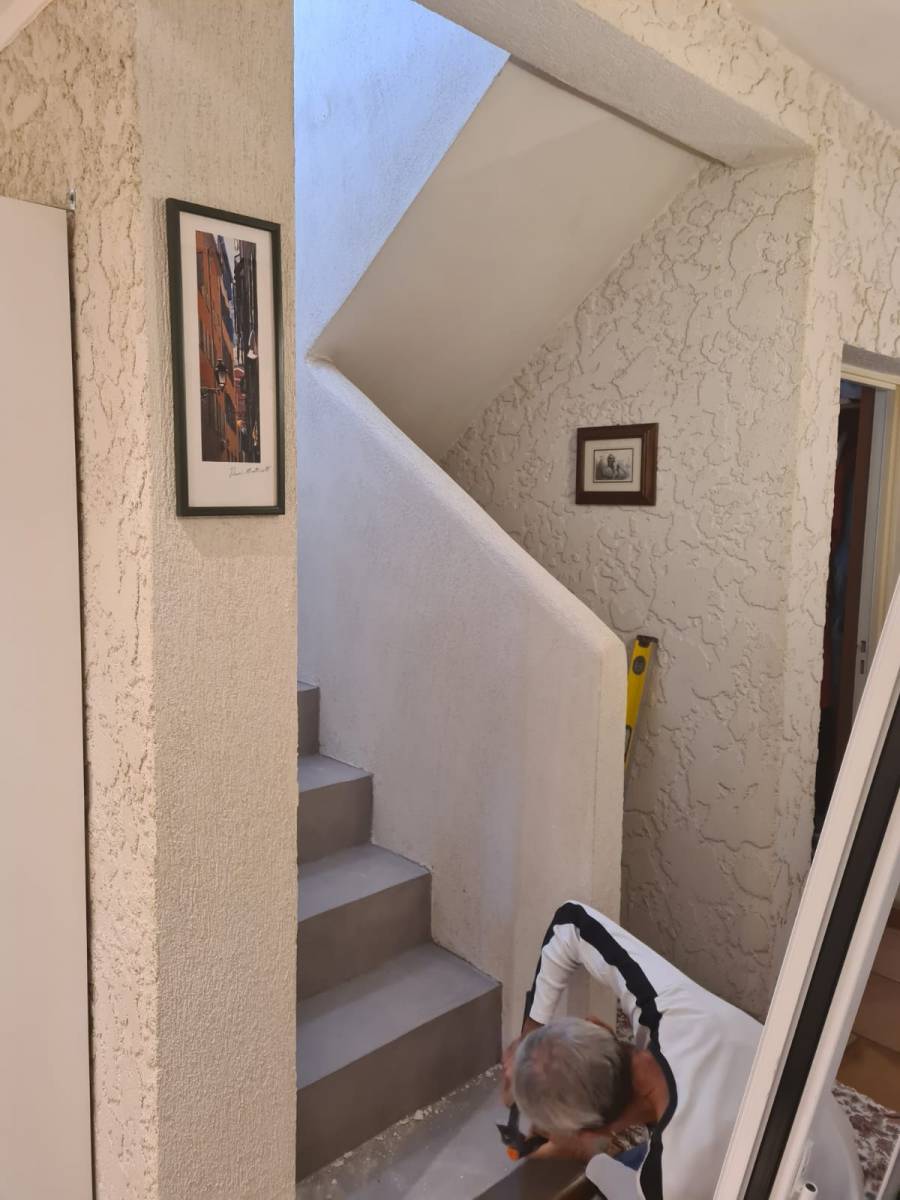 Installation d’une composition porte fenêtre aluminium avec imposte et vitrage trapèze pose en tunnel à Drap