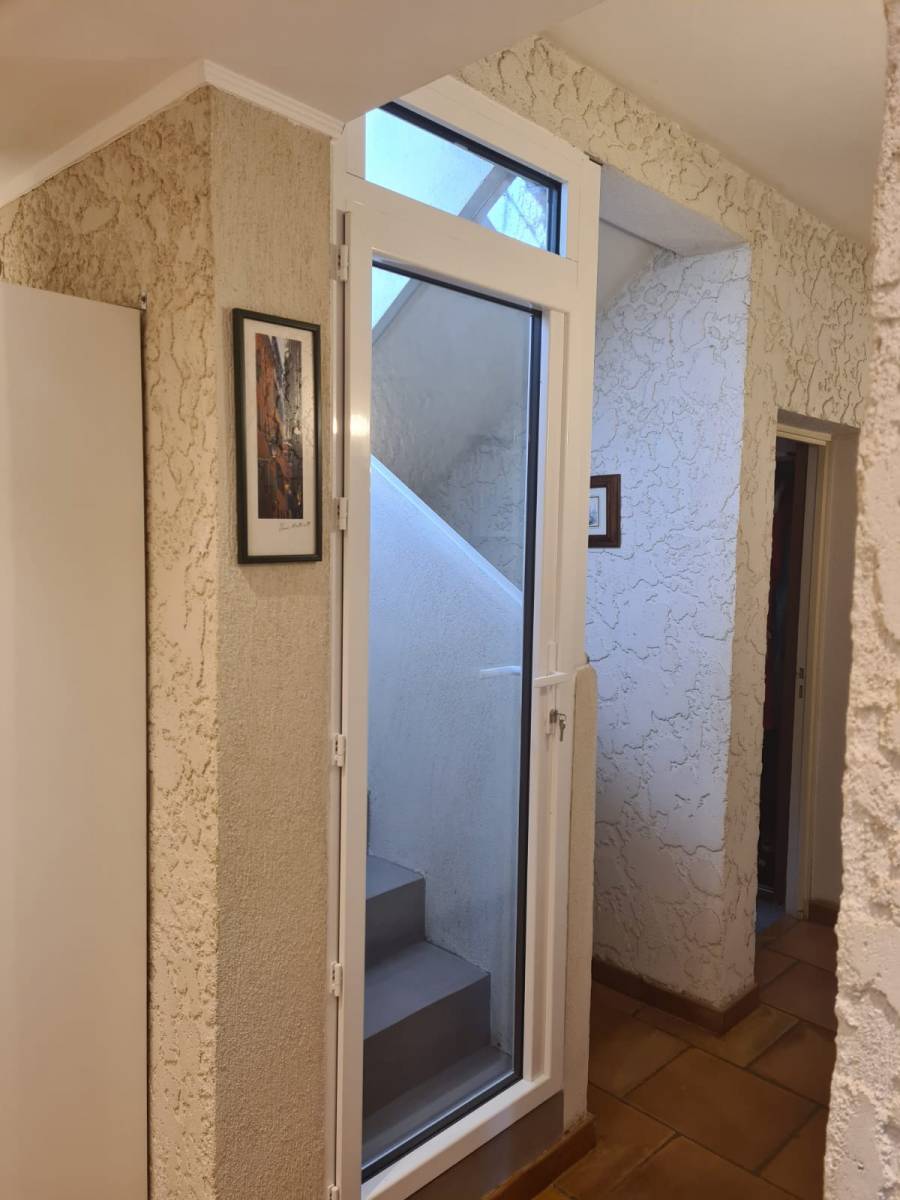 Installation d’une composition porte fenêtre aluminium avec imposte et vitrage trapèze pose en tunnel à Drap