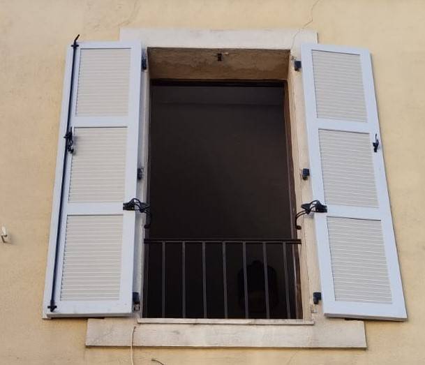 Remplacement de volets battants bois sur une maison de village à Callian proche de Montauroux