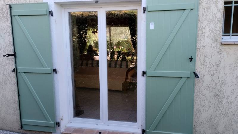 Remplacement de volets battants et d'une porte de service à Saint Vallier de Thiey dans les Alpes Maritimes (06)