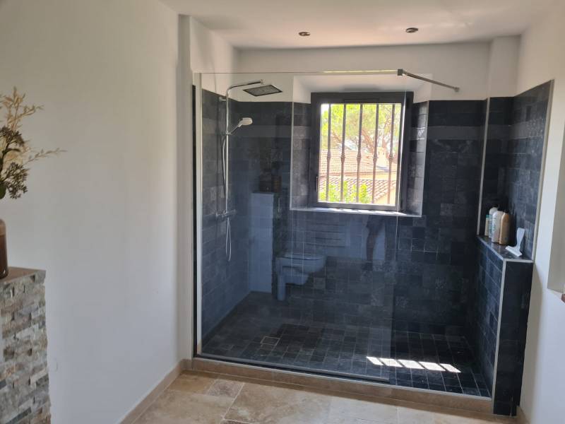 Fourniture et remplacement de vitrage de douche dans une maison au Tignet près de Montauroux