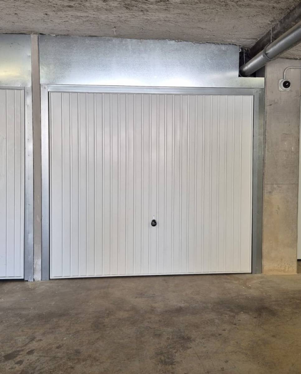 Mise en place d'une porte de garage à Mandelieu la Napoule près de Cannes