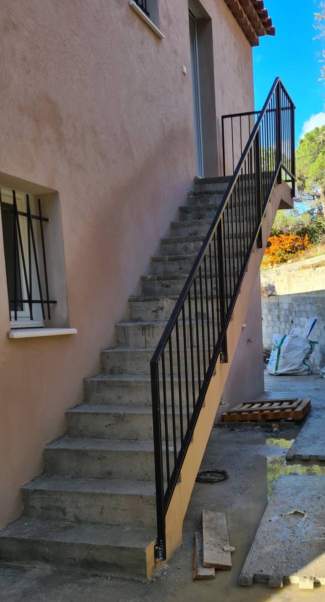 Installation d’un garde-corps d’escalier pour une maison neuve à Nice dans les Alpes-Maritimes