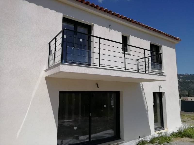 Fourniture et pose d’un garde-corps neuf sur terrasse et balcons à Nice, Alpes Maritimes 