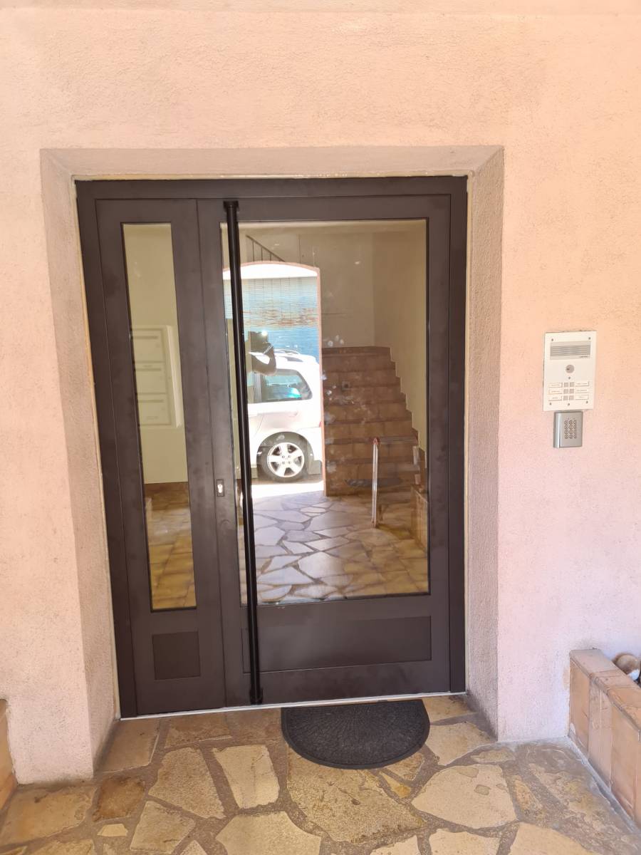 Installation de porte d’entrée d’un immeuble dans le village de Saint Cézaire sur Siagne dans les Alpes-Maritimes